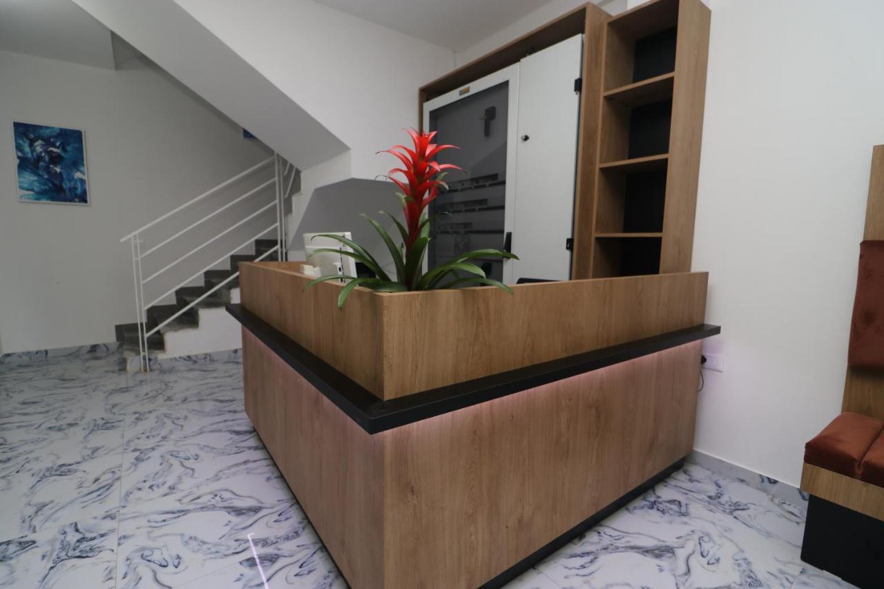 Heming-Way Hotel Дуррес Экстерьер фото