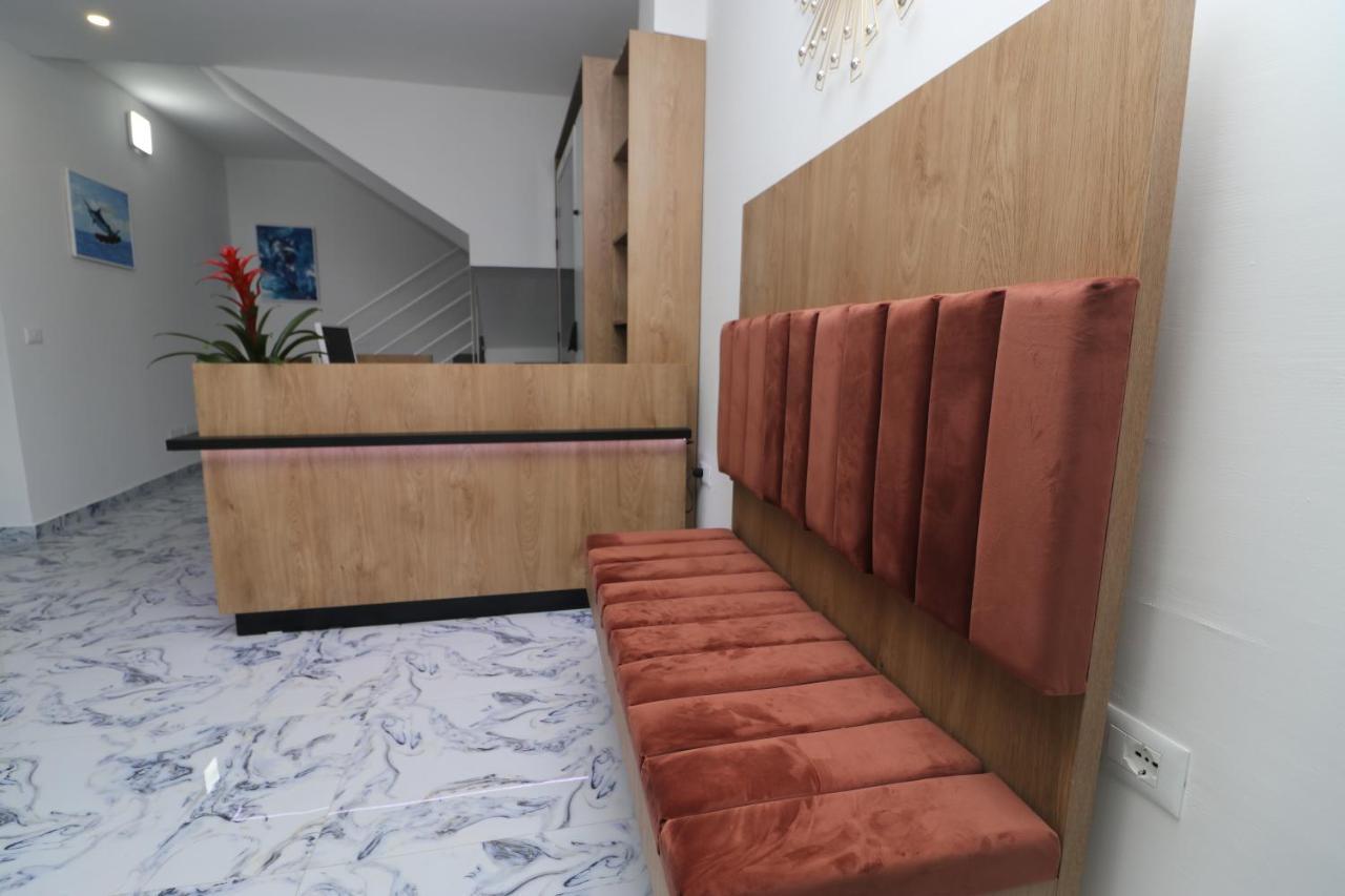 Heming-Way Hotel Дуррес Экстерьер фото