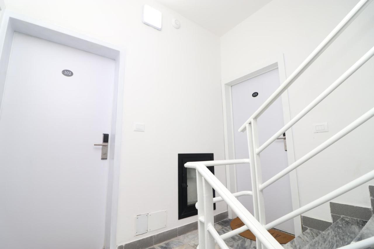 Heming-Way Hotel Дуррес Экстерьер фото
